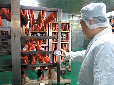 不戴口罩手套就包裝烤腸 被“飛檢”查了個“正著”